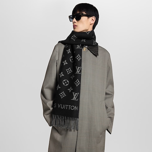 ผ้าพันคอรุ่น All About Monogram . in ผู้ชาย's แอคเซสเซอรี่ ผ้าพันคอสำหรับผู้ชาย collections by Louis Vuitton (การย่อ/ขยายผลิตภัณฑ์)