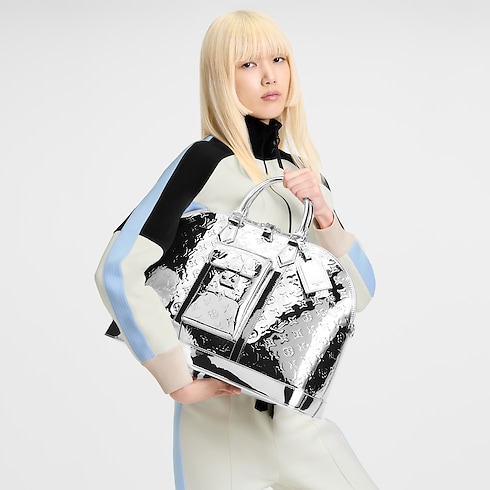 กระเป๋ารุ่น Alma Travel แคนวาสประเภทอื่น in ผู้หญิง's การเดินทางและท่องเที่ยว กระเป๋าเดินทางแบบถือสำหรับผู้หญิง collections by Louis Vuitton (การย่อ/ขยายผลิตภัณฑ์)