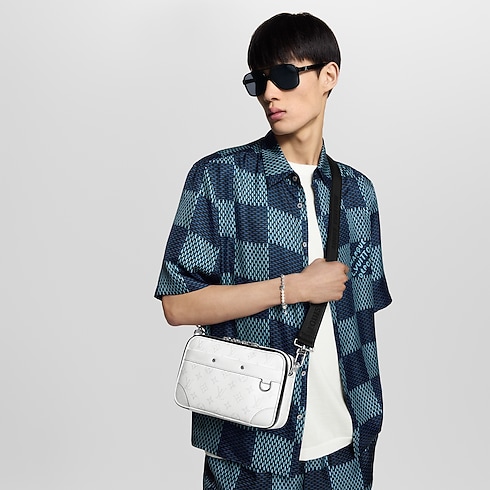 กระเป๋าแมสเซนเจอร์รุ่น Alpha Taigarama in กระเป๋าและผลิตภัณฑ์เครื่องหนังขนาดเล็ก's สำหรับผู้หญิง ใหม่ล่าสุด collections by Louis Vuitton (การย่อ/ขยายผลิตภัณฑ์)