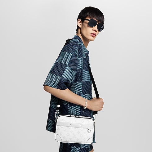 กระเป๋าแมสเซนเจอร์รุ่น Alpha Taigarama in กระเป๋าและผลิตภัณฑ์เครื่องหนังขนาดเล็ก's สำหรับผู้หญิง ใหม่ล่าสุด collections by Louis Vuitton (การย่อ/ขยายผลิตภัณฑ์)