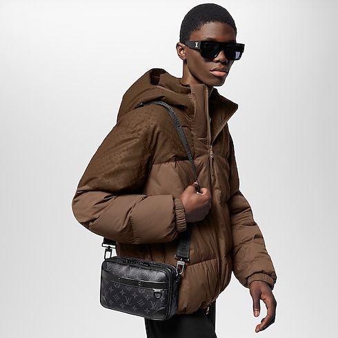 กระเป๋าแมสเซนเจอร์รุ่น Alpha Monogram Eclipse in ผู้ชาย's กระเป๋า All Collections collections by Louis Vuitton (การย่อ/ขยายผลิตภัณฑ์)