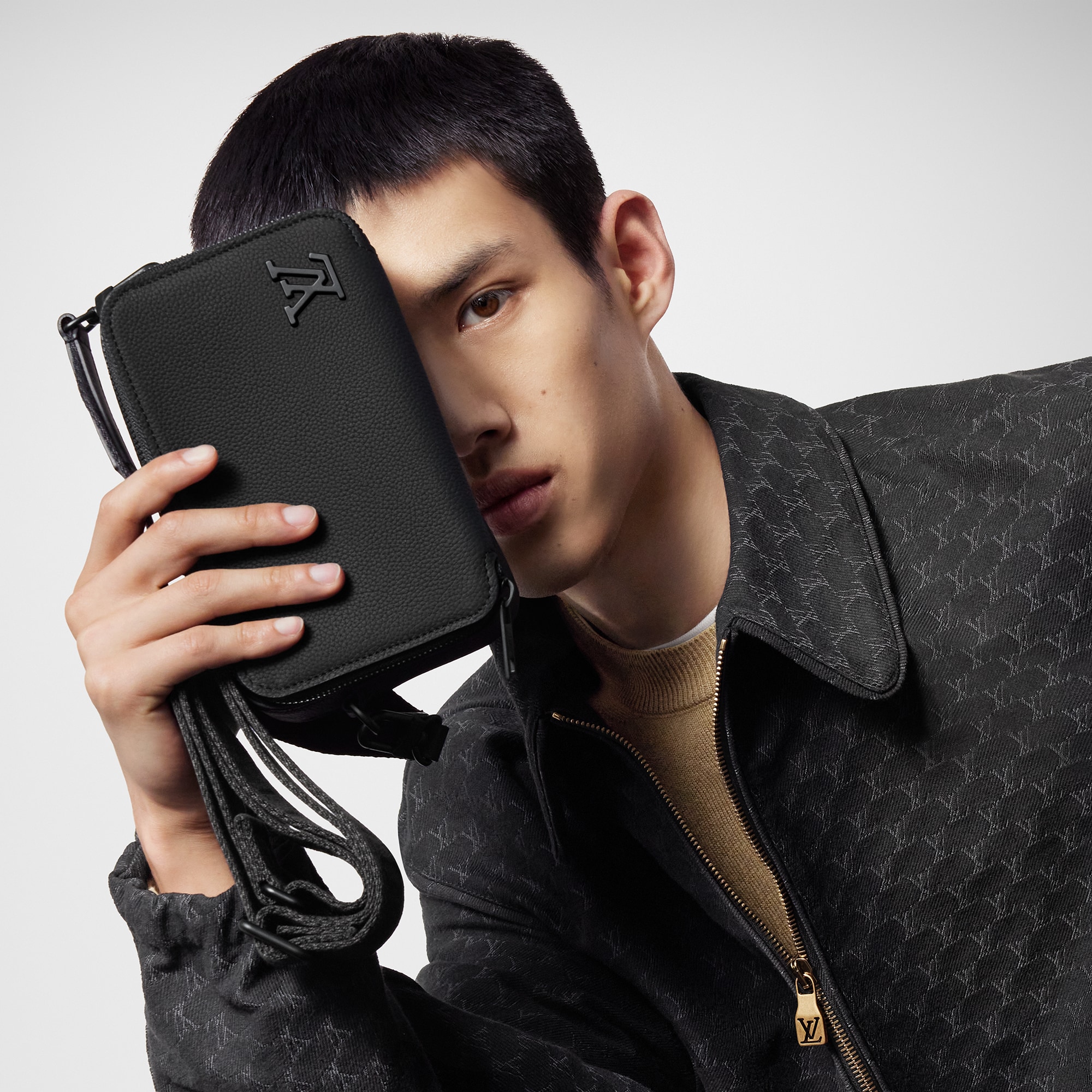 กระเป๋าสตางค์แบบสะพายรุ่น Alpha LV Aerogram in ผลิตภัณฑ์ใหม่