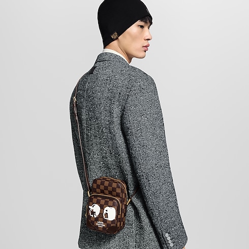 กระเป๋ารุ่น Amazone Damier Ebene แคนวาส in กระเป๋าและผลิตภัณฑ์เครื่องหนังขนาดเล็ก's สำหรับผู้ชาย ผลิตภัณฑ์ใหม่ล่าสุด collections by Louis Vuitton (การย่อ/ขยายผลิตภัณฑ์)