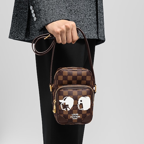 กระเป๋ารุ่น Amazone Damier Ebene แคนวาส in กระเป๋าและผลิตภัณฑ์เครื่องหนังขนาดเล็ก's สำหรับผู้ชาย ผลิตภัณฑ์ใหม่ล่าสุด collections by Louis Vuitton (การย่อ/ขยายผลิตภัณฑ์)