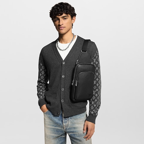 กระเป๋า Sling bag รุ่น Avenue NM หนัง Taiga in ผู้ชาย's กระเป๋า All Collections collections by Louis Vuitton (การย่อ/ขยายผลิตภัณฑ์)