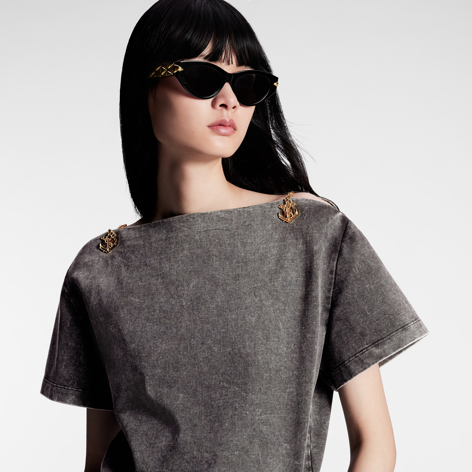 เสื้อยืดคอปาด  in ผู้หญิง