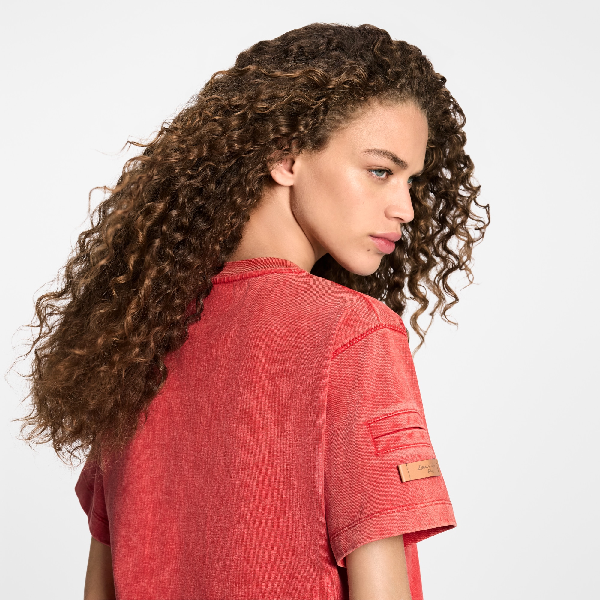 เสื้อยืดชายโค้งปักลูกปัด  in ผู้หญิง