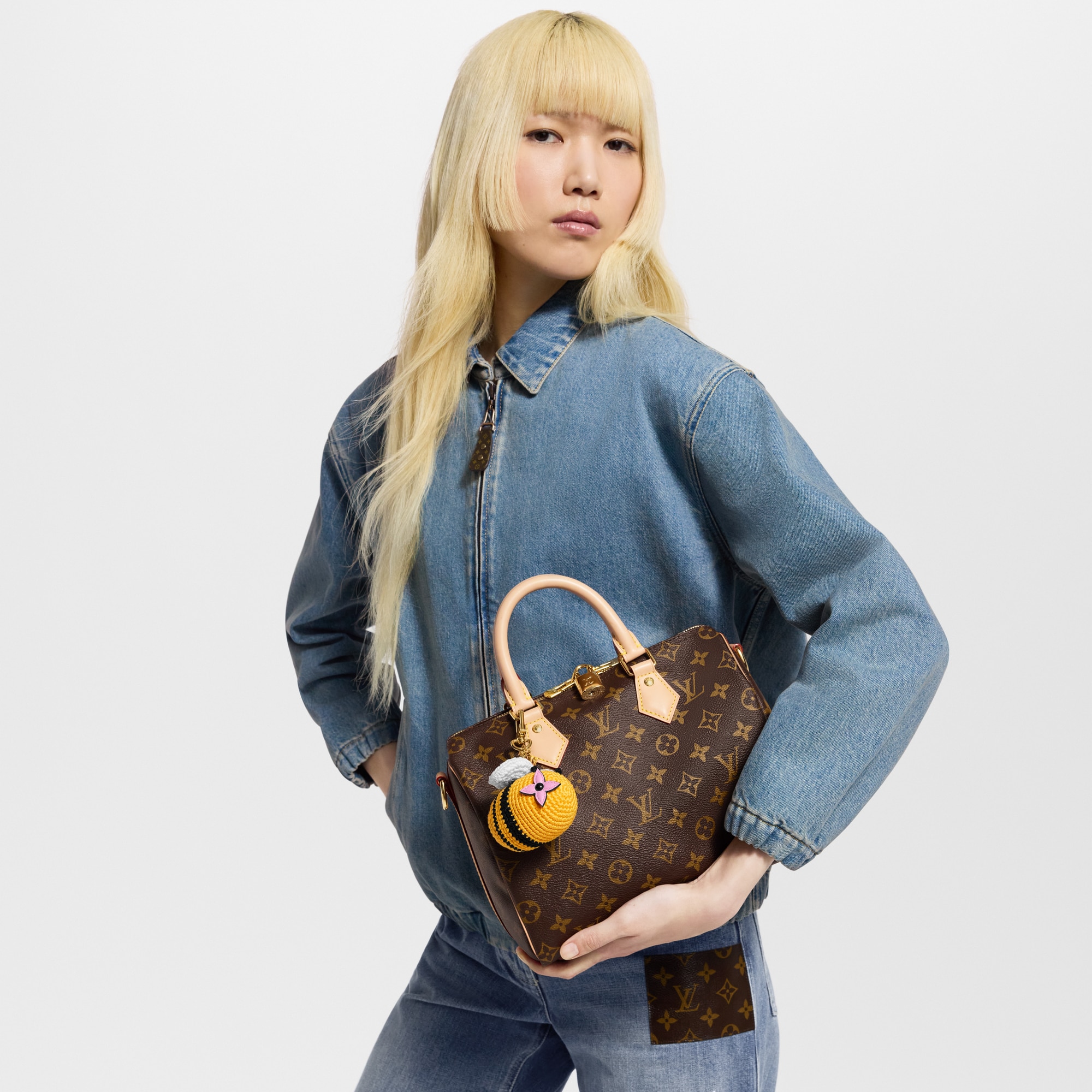 ชาร์มห้อยกระเป๋ารุ่น Bee LV Crochet . in ผู้หญิง