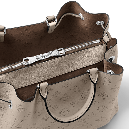 กระเป๋ารุ่น Bella Tote Mahina in กระเป๋าและผลิตภัณฑ์เครื่องหนังขนาดเล็ก's สำหรับผู้หญิง ใหม่ล่าสุด collections by Louis Vuitton (การย่อ/ขยายผลิตภัณฑ์)