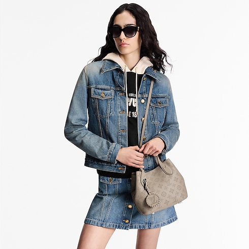 กระเป๋ารุ่น Blossom PM Mahina in กระเป๋าและผลิตภัณฑ์เครื่องหนังขนาดเล็ก's สำหรับผู้หญิง ใหม่ล่าสุด collections by Louis Vuitton (การย่อ/ขยายผลิตภัณฑ์)