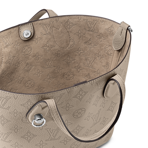 กระเป๋ารุ่น Blossom PM Mahina in กระเป๋าและผลิตภัณฑ์เครื่องหนังขนาดเล็ก's สำหรับผู้หญิง ใหม่ล่าสุด collections by Louis Vuitton (การย่อ/ขยายผลิตภัณฑ์)