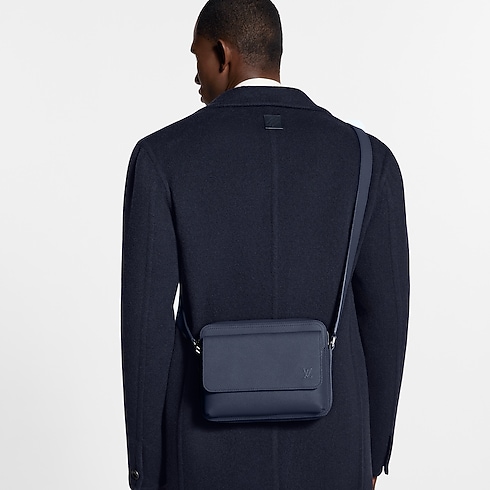 กระเป๋าแมสเซนเจอร์รุ่น Boarding LV Aerogram in กระเป๋าและผลิตภัณฑ์เครื่องหนังขนาดเล็ก's สำหรับผู้ชาย ผลิตภัณฑ์ใหม่ล่าสุด collections by Louis Vuitton (การย่อ/ขยายผลิตภัณฑ์)