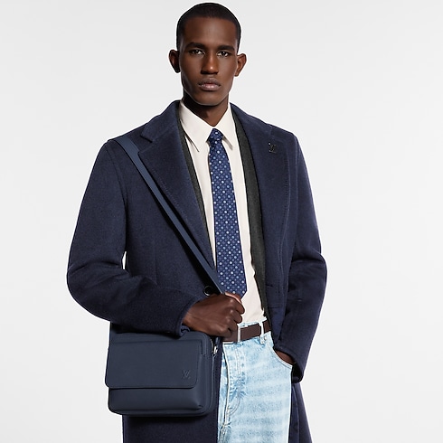 กระเป๋าแมสเซนเจอร์รุ่น Boarding LV Aerogram in กระเป๋าและผลิตภัณฑ์เครื่องหนังขนาดเล็ก's สำหรับผู้ชาย ผลิตภัณฑ์ใหม่ล่าสุด collections by Louis Vuitton (การย่อ/ขยายผลิตภัณฑ์)