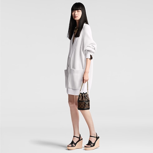 กระเป๋ารุ่น Canoé Monogram in ผู้หญิง's กระเป๋าถือ คอลเล็คชั่นทั้งหมด collections by Louis Vuitton (การย่อ/ขยายผลิตภัณฑ์)