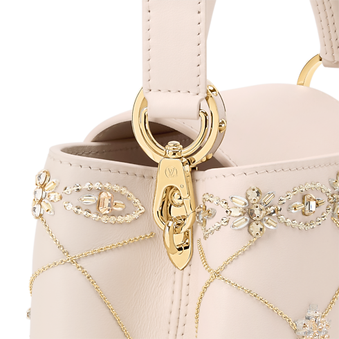 กระเป๋ารุ่น Capucines BB Capucines in ผู้หญิง's ผลิตภัณฑ์ใหม่ } collections by Louis Vuitton (การย่อ/ขยายผลิตภัณฑ์)