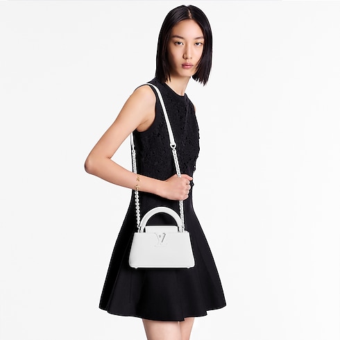 กระเป๋ารุ่น Capucines East-West Mini Capucines in ผู้หญิง's กระเป๋าถือ กระเป๋ารุ่น Capucines collections by Louis Vuitton (การย่อ/ขยายผลิตภัณฑ์)