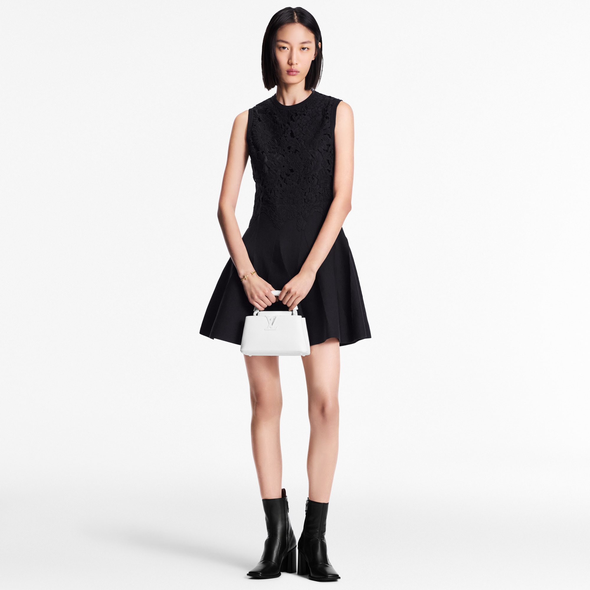 กระเป๋ารุ่น Capucines East-West Mini Capucines in ผู้หญิง