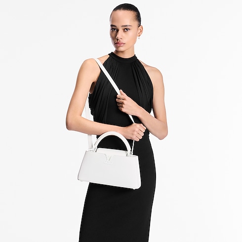 กระเป๋ารุ่น Capucines East-West MM Capucines in ผู้หญิง's กระเป๋าถือ กระเป๋ารุ่น Capucines collections by Louis Vuitton (การย่อ/ขยายผลิตภัณฑ์)