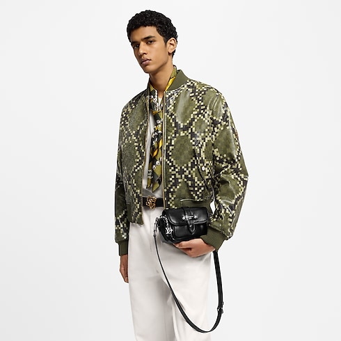 กระเป๋าสตางค์แบบสะพายรุ่น Cargo หนังประเภทอื่น in ผู้ชาย's กระเป๋าสตางค์และผลิตภัณฑ์เครื่องหนังขนาดเล็ก กระเป๋ามินิ collections by Louis Vuitton (การย่อ/ขยายผลิตภัณฑ์)