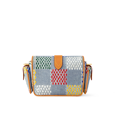 กระเป๋าสตางค์แบบสะพายรุ่น Cargo Damier ประเภทอื่น in ผู้ชาย's กระเป๋าสตางค์และผลิตภัณฑ์เครื่องหนังขนาดเล็ก กระเป๋ามินิ collections by Louis Vuitton (การย่อ/ขยายผลิตภัณฑ์)