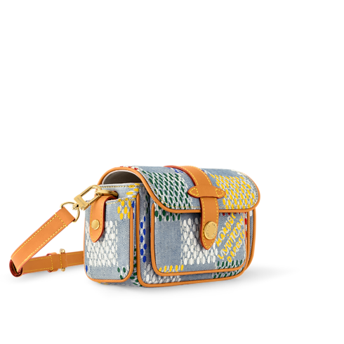 กระเป๋าสตางค์แบบสะพายรุ่น Cargo Damier ประเภทอื่น in ผู้ชาย's กระเป๋าสตางค์และผลิตภัณฑ์เครื่องหนังขนาดเล็ก กระเป๋ามินิ collections by Louis Vuitton (การย่อ/ขยายผลิตภัณฑ์)