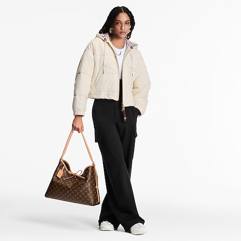 กระเป๋ารุ่น CarryAll MM Monogram in ผู้หญิง's กระเป๋าถือ กระเป๋าถือสำหรับผู้หญิง collections by Louis Vuitton (การย่อ/ขยายผลิตภัณฑ์)