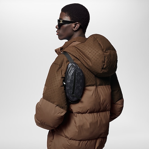 กระเป๋าคาดเอวรุ่น Catch Monogram Eclipse in ผู้ชาย's กระเป๋า All Collections collections by Louis Vuitton (การย่อ/ขยายผลิตภัณฑ์)