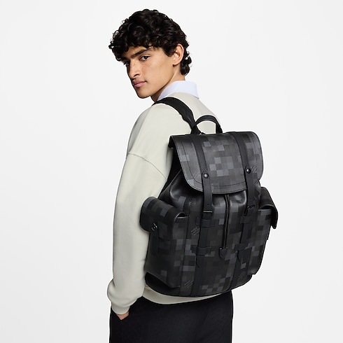 กระเป๋าสะพายหลังรุ่น Christopher MM D16 in กระเป๋าและผลิตภัณฑ์เครื่องหนังขนาดเล็ก's สำหรับผู้ชาย ไอคอนิก collections by Louis Vuitton (การย่อ/ขยายผลิตภัณฑ์)