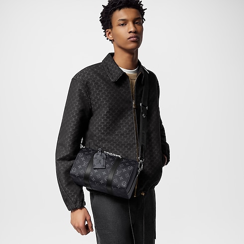 กระเป๋ารุ่น City Keepall Monogram Eclipse in ผลิตภัณฑ์ใหม่'s Holiday ซีเล็คชั่นสำหรับผู้ชาย collections by Louis Vuitton (การย่อ/ขยายผลิตภัณฑ์)