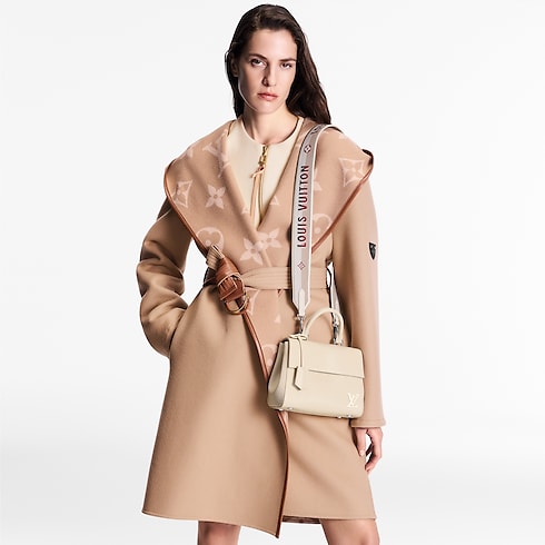 กระเป๋ารุ่น Cluny Mini Epi in ผู้หญิง's กระเป๋าถือ กระเป๋าถือสำหรับผู้หญิง collections by Louis Vuitton (การย่อ/ขยายผลิตภัณฑ์)