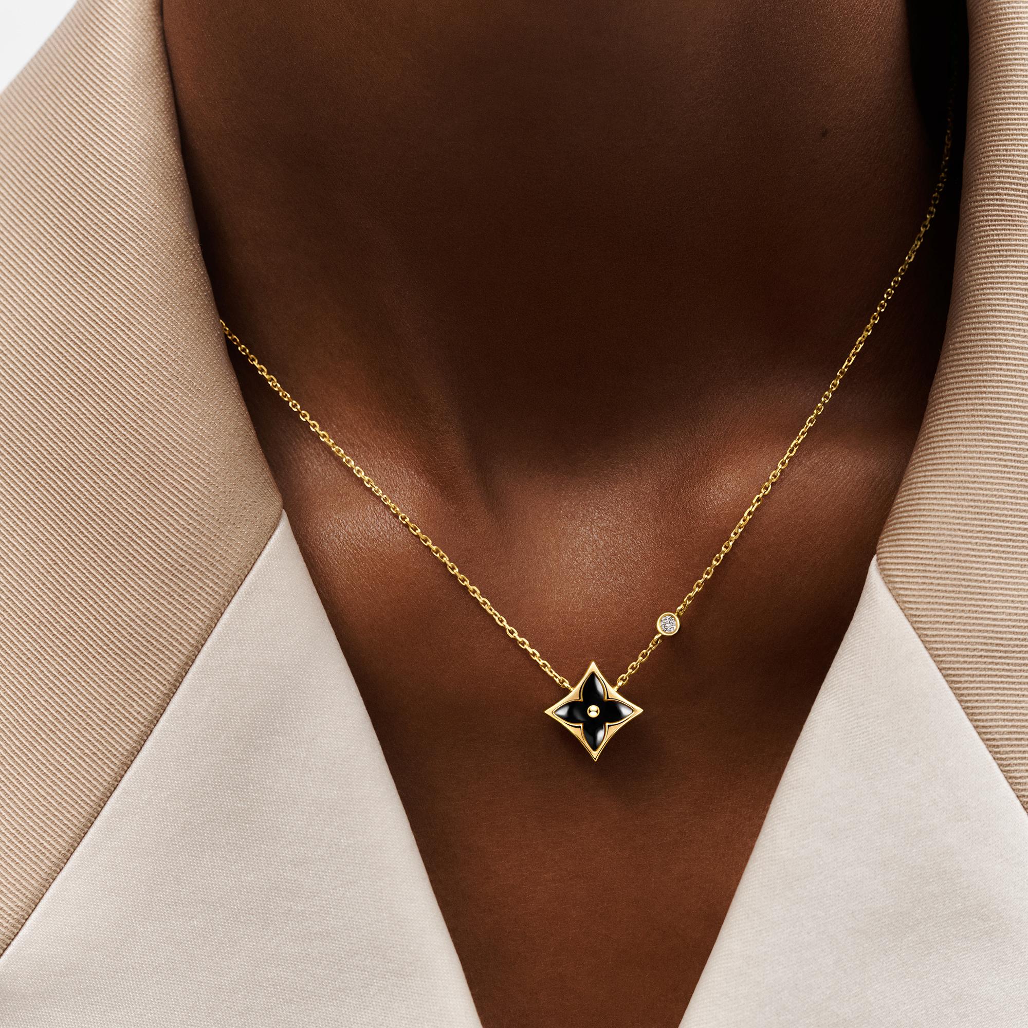 จี้ Color Blossom BB Star เยลโลว์โกลด์ ออนิกซ์ และเพชร  in จิวเวลรี่