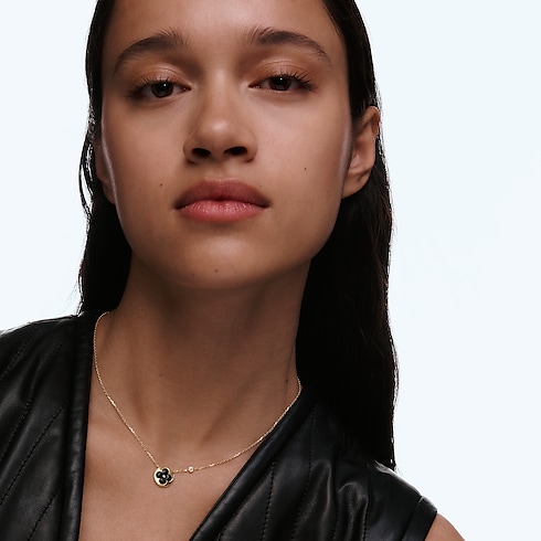 จี้ Color Blossom BB Sun เยลโลว์โกลด์ ออนิกซ์ และเพชร in จิวเวลรี่'s หมวดหมู่ สร้อยคอและจี้ collections by Louis Vuitton (การย่อ/ขยายผลิตภัณฑ์)