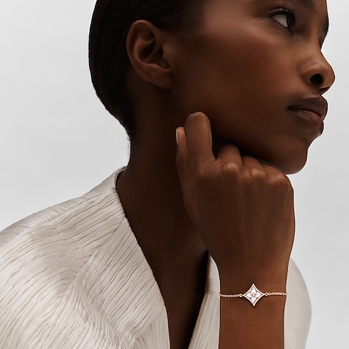 สร้อยข้อมือ Color Blossom M Star พิงค์โกลด์และมาเธอร์ออฟเพิร์ลสีขาว in จิวเวลรี่'s หมวดหมู่ ไฟน์จิวเวลรี่ทั้งหมด collections by Louis Vuitton (การย่อ/ขยายผลิตภัณฑ์)