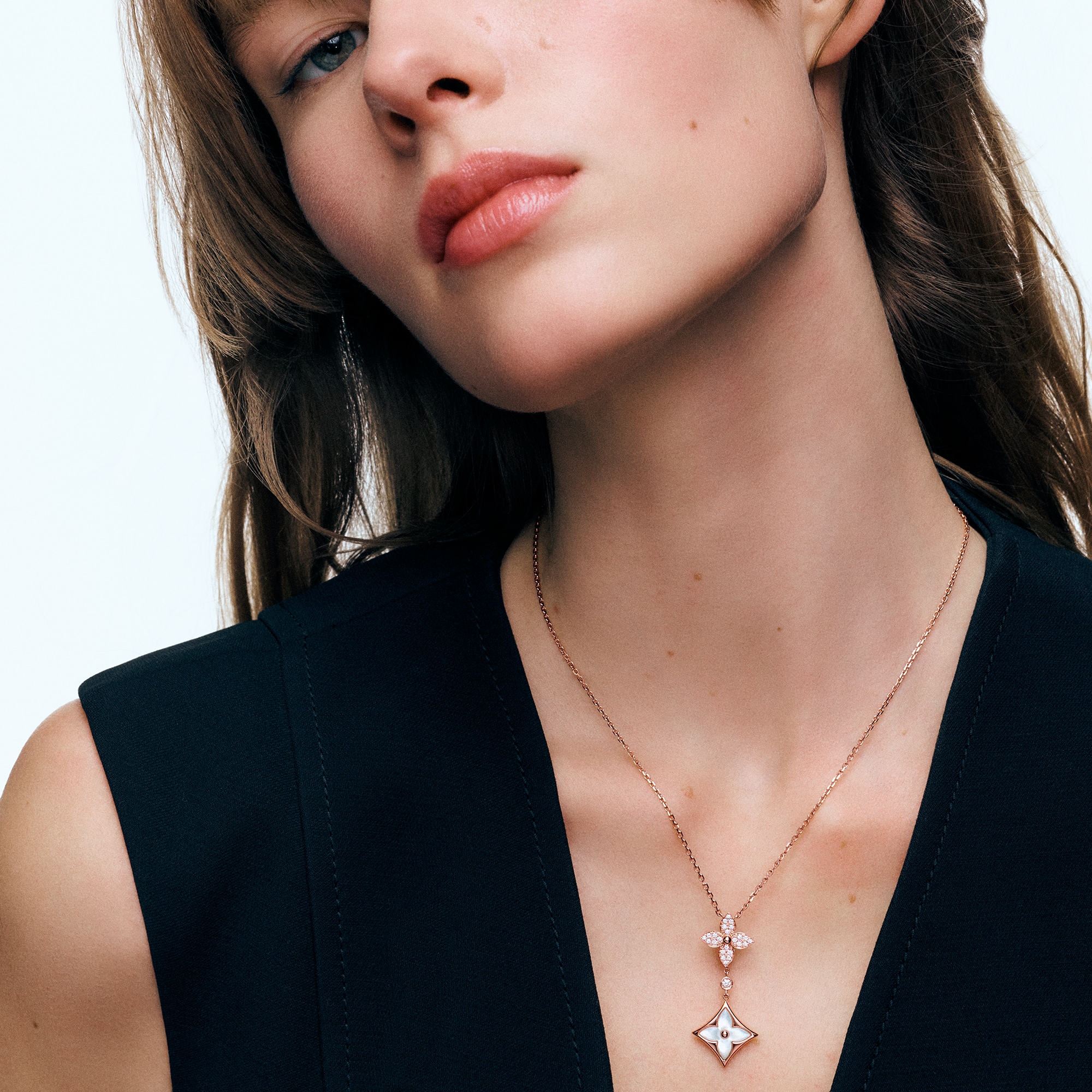 จี้ Color Blossom M Star Multi-Motif พิงค์โกลด์ มาเธอร์ออฟเพิร์ลสีขาว และเพชร  in จิวเวลรี่