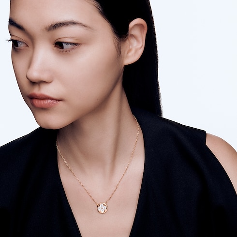จี้ Color Blossom M Sun พิงค์โกลด์และมาเธอร์ออฟเพิร์ลสีขาว in จิวเวลรี่'s หมวดหมู่ ไฟน์จิวเวลรี่ทั้งหมด collections by Louis Vuitton (การย่อ/ขยายผลิตภัณฑ์)