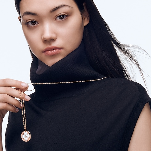 จี้ Color Blossom XL Sun Medallion พิงค์โกลด์ มาเธอร์ออฟเพิร์ลสีขาว และเพชร in จิวเวลรี่'s หมวดหมู่ ไฟน์จิวเวลรี่ทั้งหมด collections by Louis Vuitton (การย่อ/ขยายผลิตภัณฑ์)