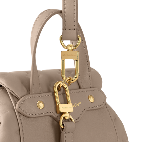 กระเป๋าสะพายหลังรุ่น Coussin PM Coussin in กระเป๋าและผลิตภัณฑ์เครื่องหนังขนาดเล็ก's สำหรับผู้หญิง ไอคอนิก collections by Louis Vuitton (การย่อ/ขยายผลิตภัณฑ์)