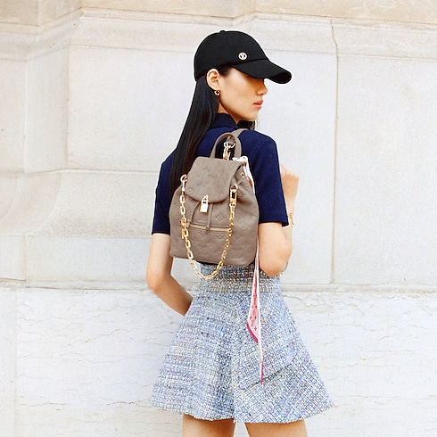 กระเป๋าสะพายหลังรุ่น Coussin PM Coussin in กระเป๋าและผลิตภัณฑ์เครื่องหนังขนาดเล็ก's สำหรับผู้หญิง ไอคอนิก collections by Louis Vuitton (การย่อ/ขยายผลิตภัณฑ์)