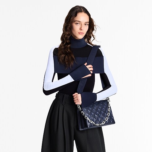 กระเป๋ารุ่น Coussin PM Coussin in ผู้หญิง's กระเป๋าถือ กระเป๋าถือสำหรับผู้หญิง collections by Louis Vuitton (การย่อ/ขยายผลิตภัณฑ์)