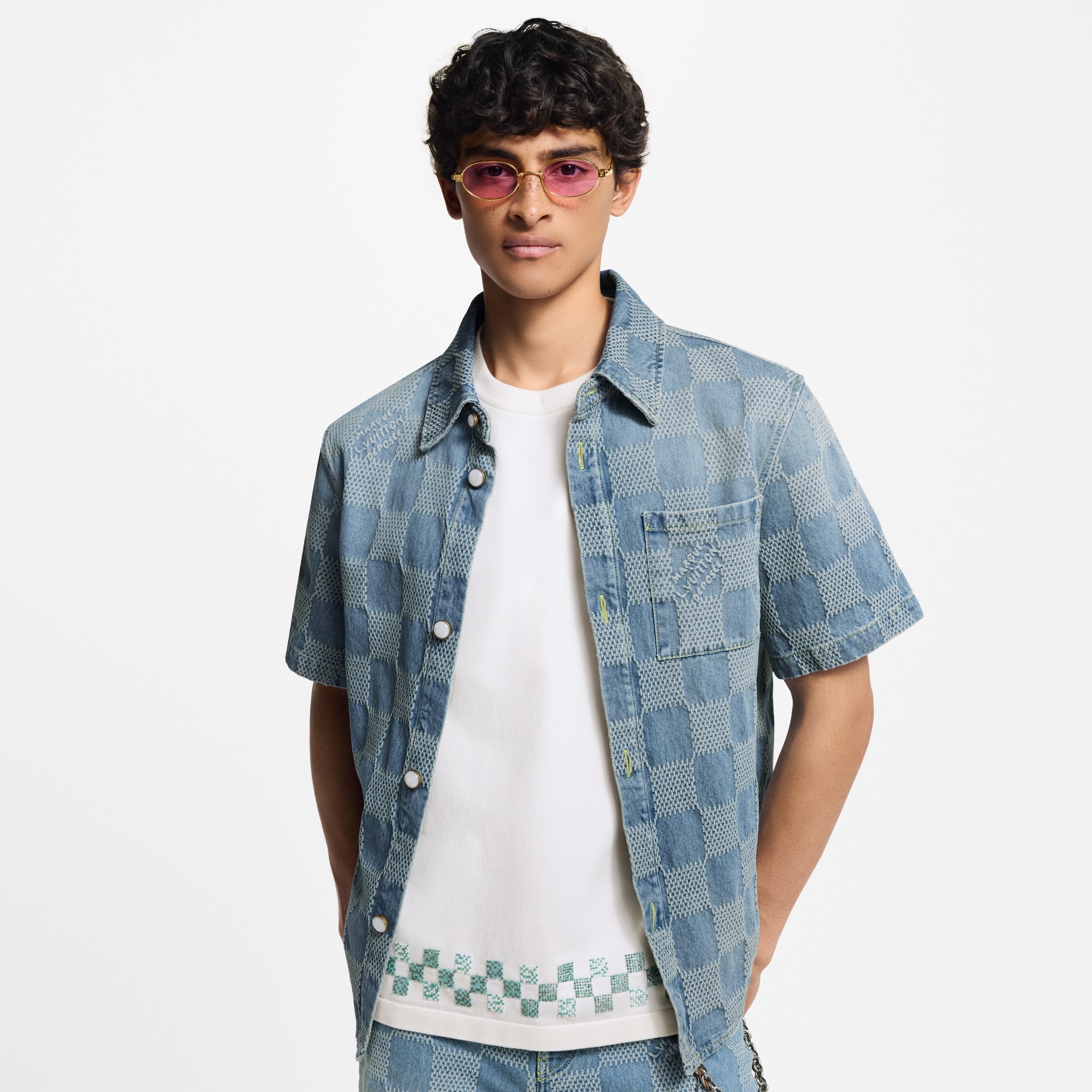 เสื้อเชิ้ตเดนิมแขนสั้นเนื้อบางลาย Damier 3D  in ผู้ชาย