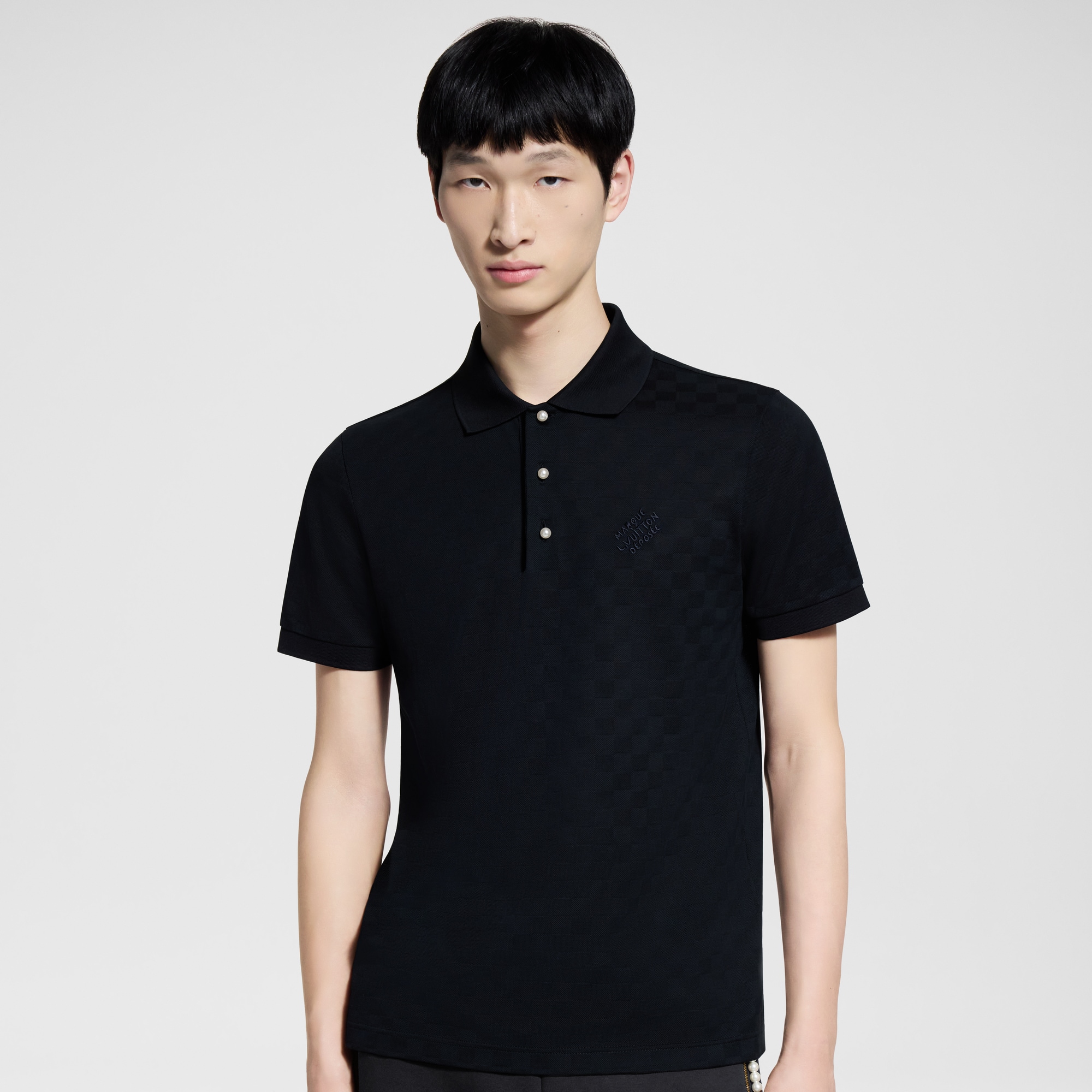 เสื้อโปโลแขนสั้นผ้าคอตตอนปีเก้ลาย Damier  in ผู้ชาย