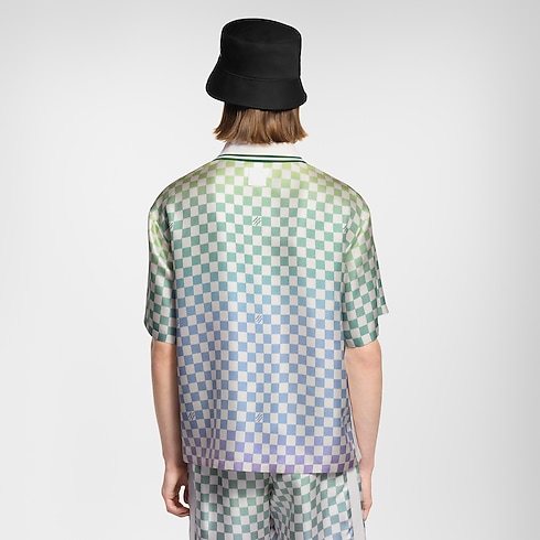 เสื้อเชิ้ตโปโลผ้าไหมพิมพ์ลาย Damier Gradient in ผู้ชาย's เสื้อผ้า เสื้อเชิ้ตสำหรับผู้ชาย collections by Louis Vuitton (การย่อ/ขยายผลิตภัณฑ์)