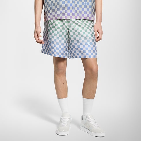 กางเกงขาสั้นผ้าไหมพิมพ์ลาย Damier Gradient in ผู้ชาย's เสื้อผ้า กางเกงสำหรับผู้ชาย collections by Louis Vuitton (การย่อ/ขยายผลิตภัณฑ์)