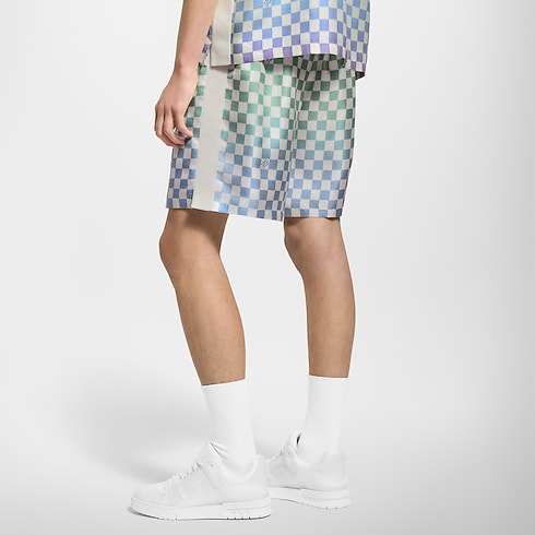 กางเกงขาสั้นผ้าไหมพิมพ์ลาย Damier Gradient in ผู้ชาย's เสื้อผ้า กางเกงสำหรับผู้ชาย collections by Louis Vuitton (การย่อ/ขยายผลิตภัณฑ์)