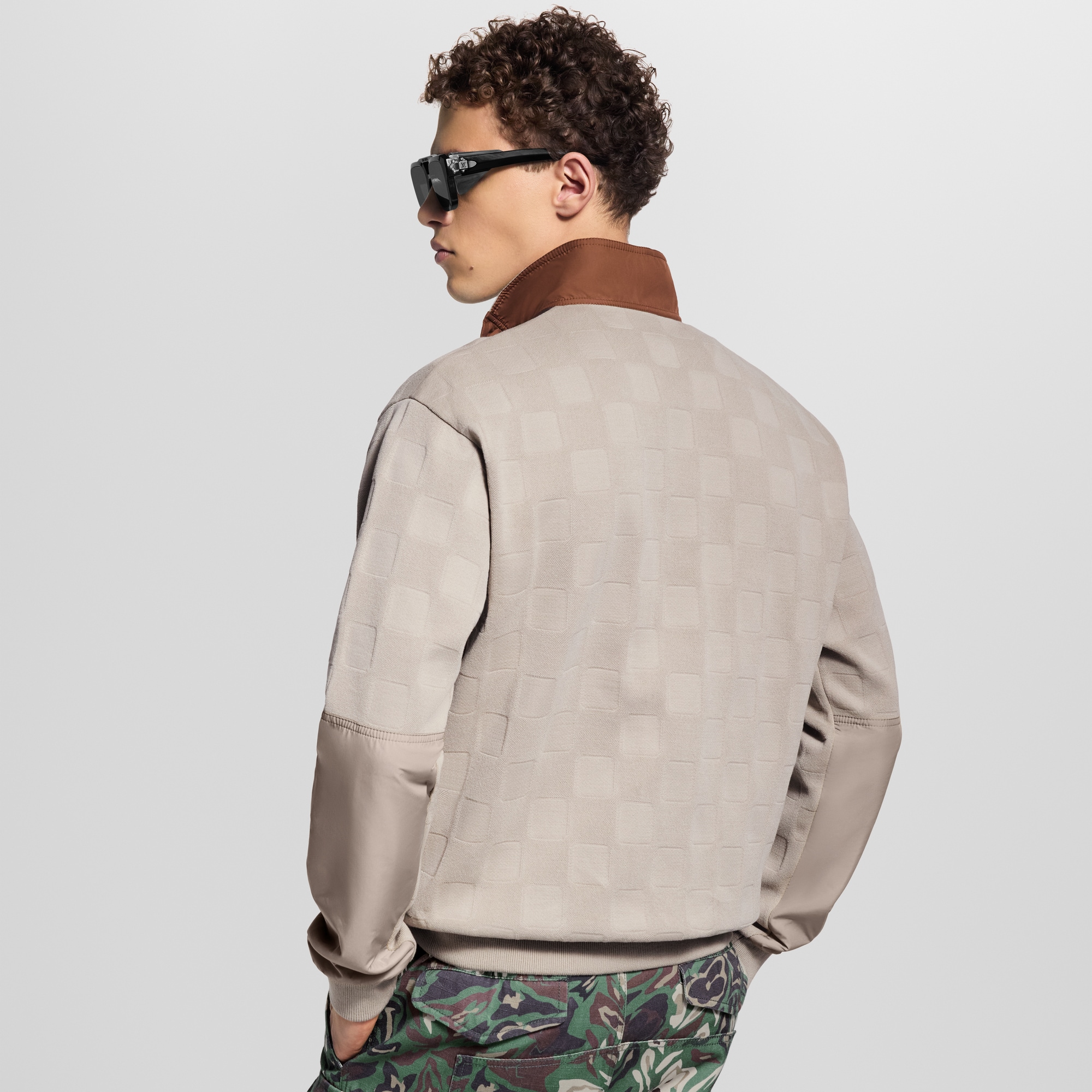 เสื้อพูลโอเวอร์ซิปครึ่งตัวสไตล์ไฮบริด Workwear ลาย Damier  in ผู้ชาย