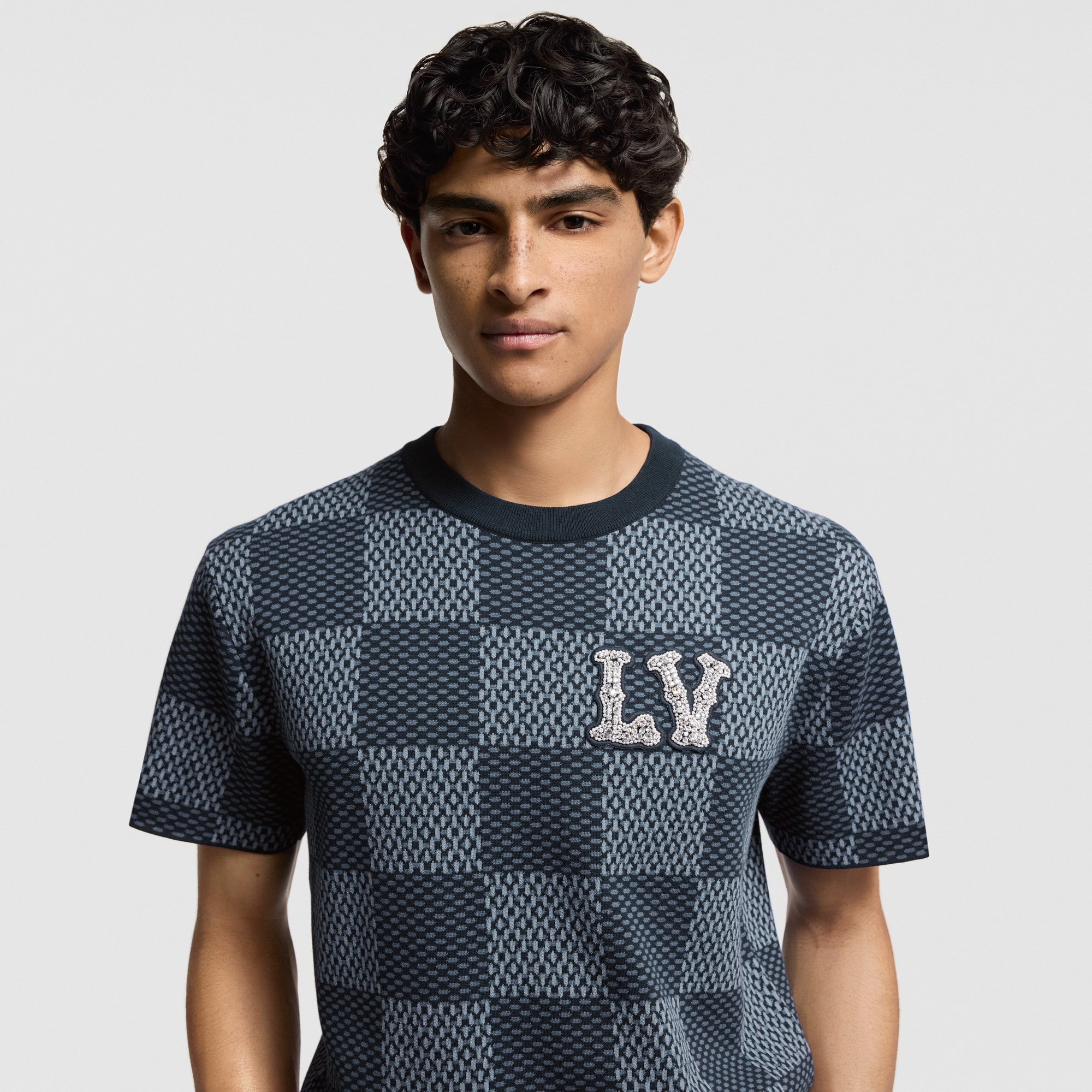 เสื้อคอกลมแขนสั้นลาย Damier ตกแต่งแพตช์ LV Crystal  in ผู้หญิง