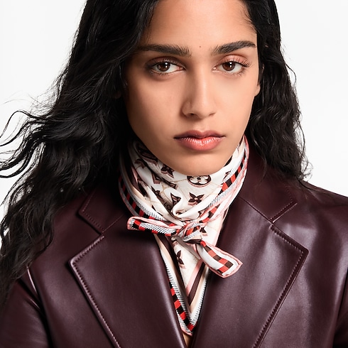 ผ้า Square รุ่น Damiergram 70 . in ผู้หญิง's แอคเซสเซอรี่ ผ้าโพกหัวสำหรับผู้หญิง collections by Louis Vuitton (การย่อ/ขยายผลิตภัณฑ์)