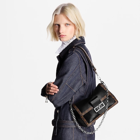 กระเป๋ารุ่น Dauphine Soft MM LV Vibe in กระเป๋าและผลิตภัณฑ์เครื่องหนังขนาดเล็ก's สำหรับผู้หญิง ไอคอนิก collections by Louis Vuitton (การย่อ/ขยายผลิตภัณฑ์)