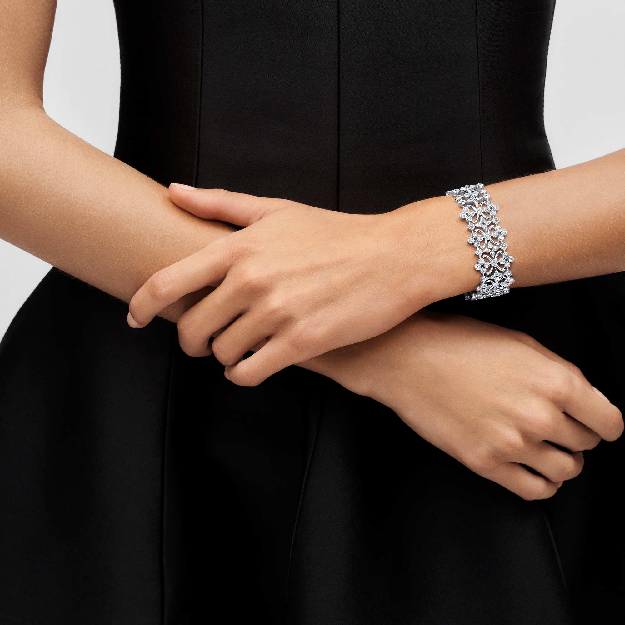 กำไลข้อมือ Dentelle Masterpiece, ไวท์โกลด์และเพชร  in จิวเวลรี่