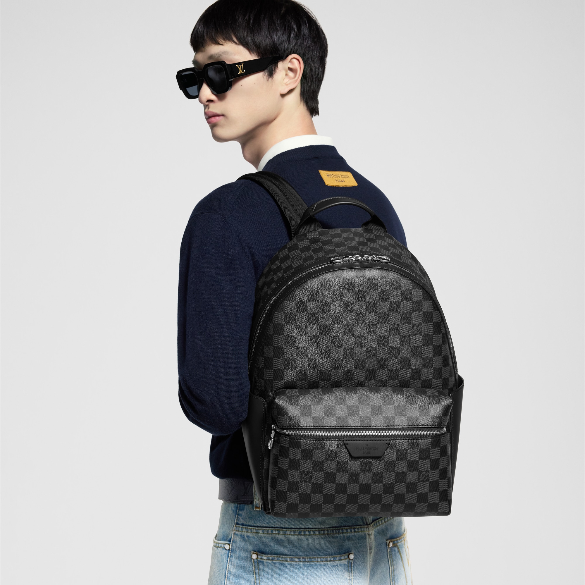 กระเป๋าสะพายหลังรุ่น DISCOVERY PM Damier Graphite แคนวาส in ผู้ชาย